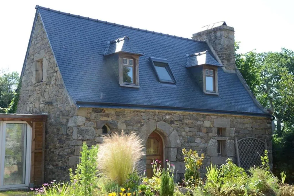 Gite 3 Personnes, Possibilite Table D'Hotes Le Soir Treduder Holiday home